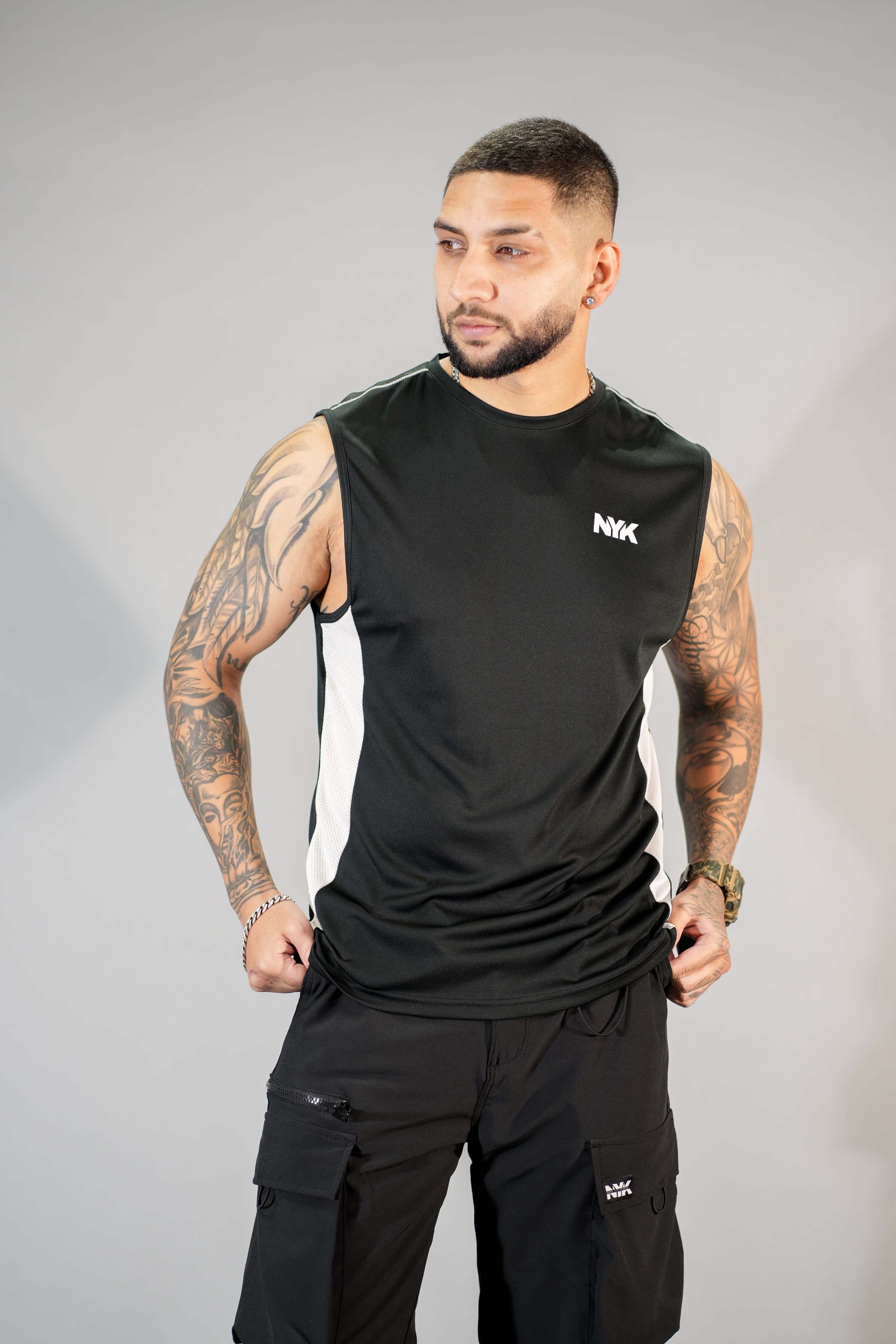 Black Solid Slim Fit Training Vest