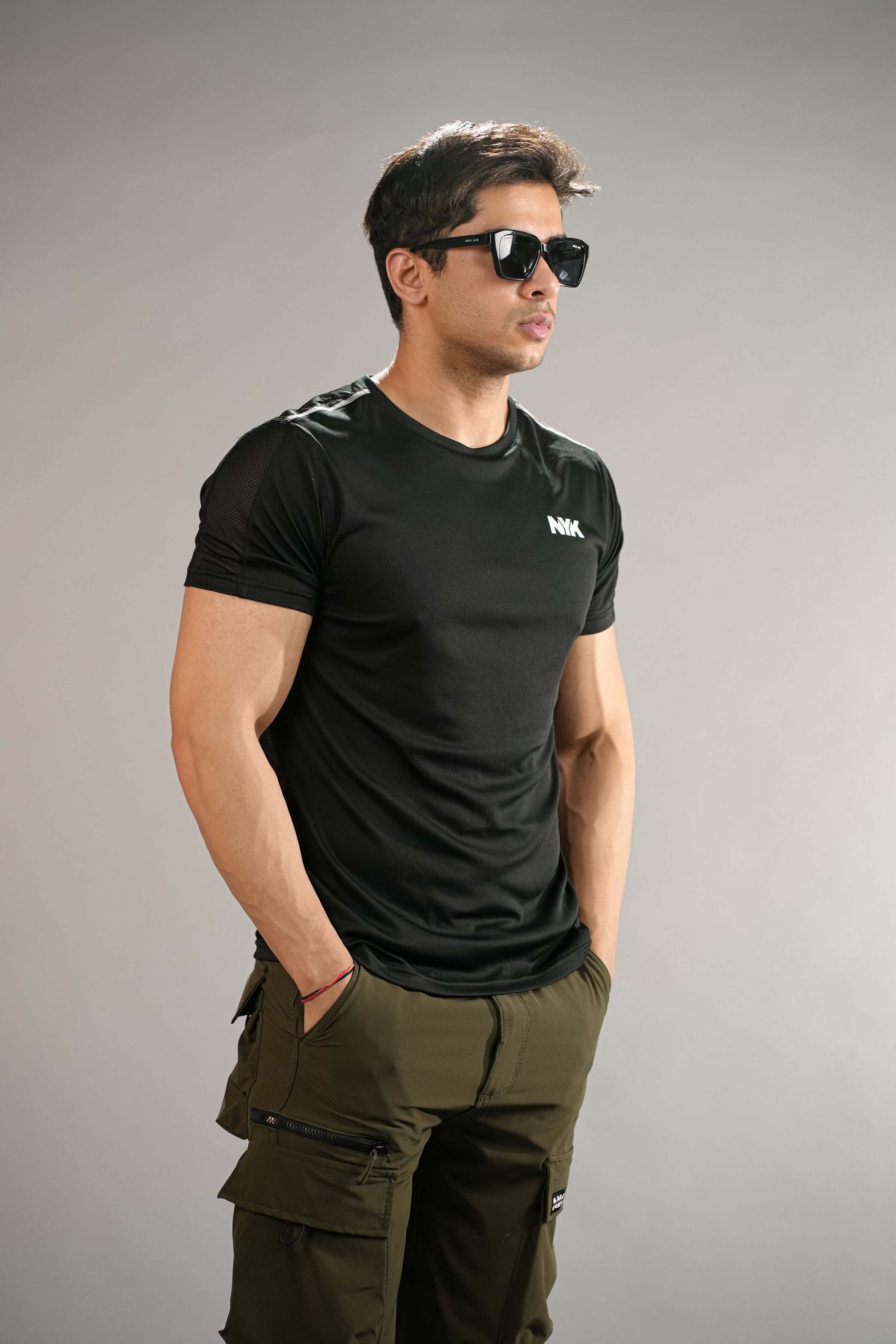 Black Solid Slim Fit T-Shirt